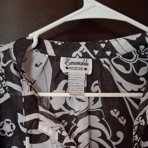 Emerald Fashion Black & White Floral Button-Front Blouse